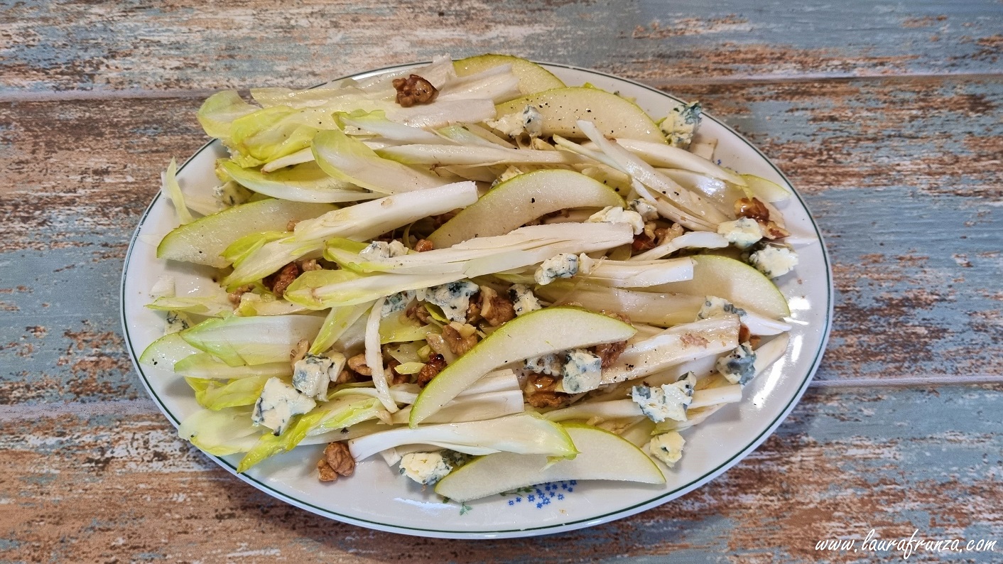 Salată de andive românești cu pere, nuci și brânză
